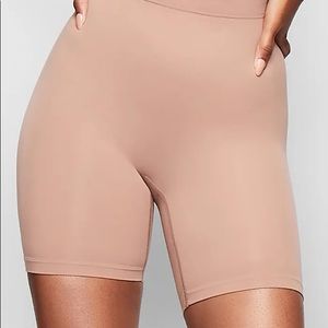 SKIMS SCULPTING SHORT MID THIGH | SIENNA